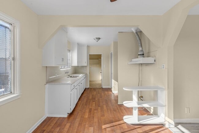 Building Photo - 10627 1/2 S Vermont Ave