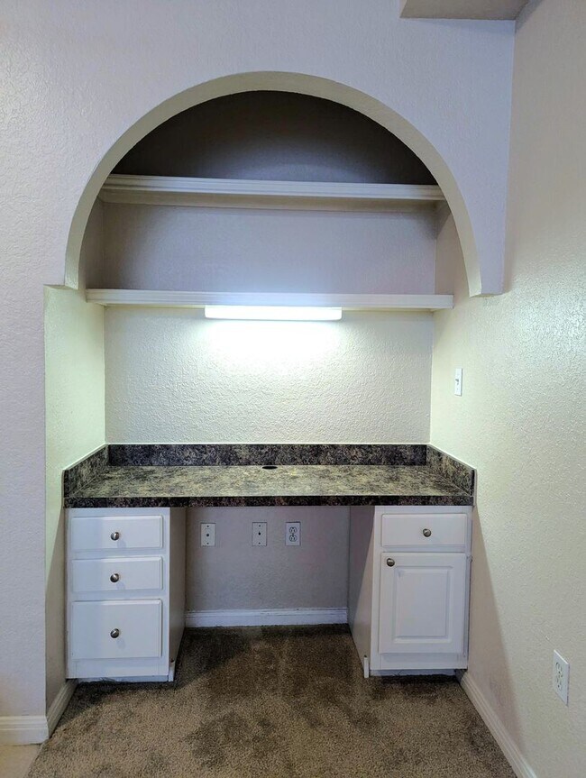 Foto del edificio - 1x1 Bright and spacious, convenient 1st fl...