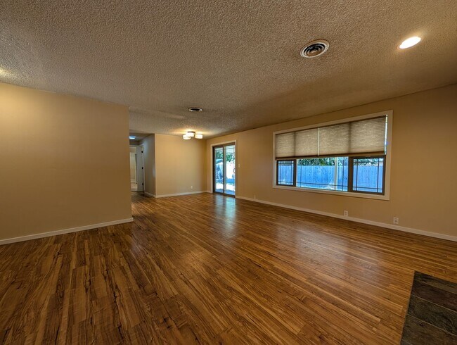 Foto del edificio - Fantastic 4-Bedroom, 2-Bath Home Located In West Eugene Barger Area