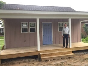 Building Photo - 606 Ray Ave