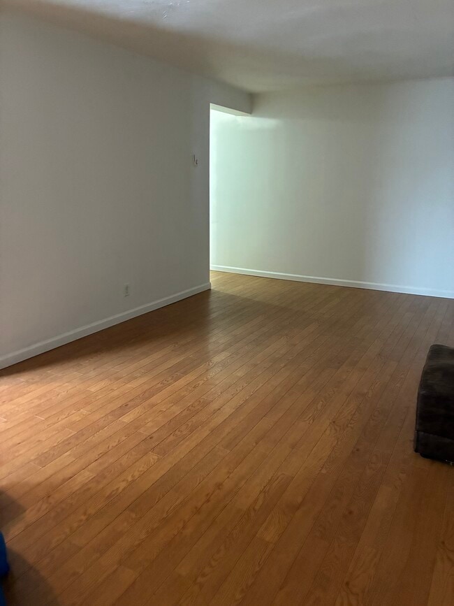 Photo du bâtiment - 37 Moira St E