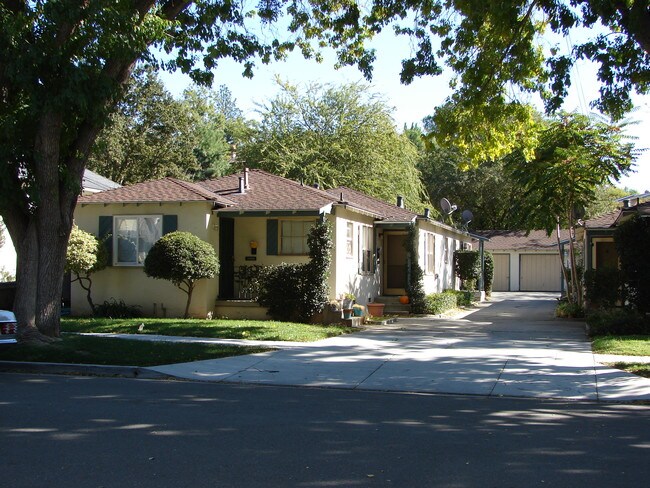 con garaje - 4388 Second St