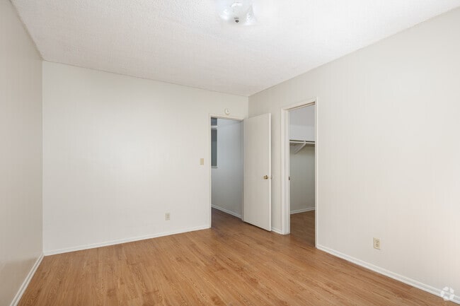1BR, 1BA - 800SF - Bedroom - Beachside Apartments