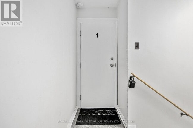 Building Photo - 176 Sydenham St