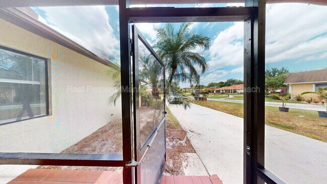 Photo - 609 White Water Dr House