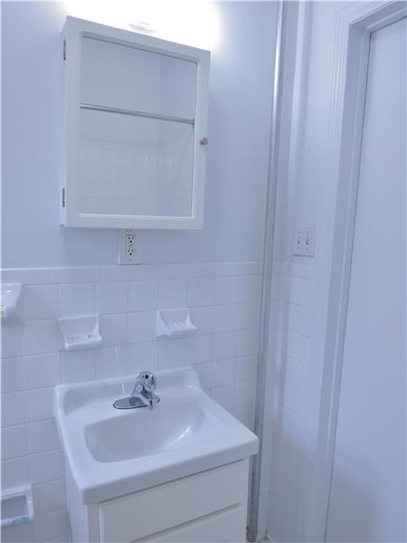 Building Photo - 530 E 78th St