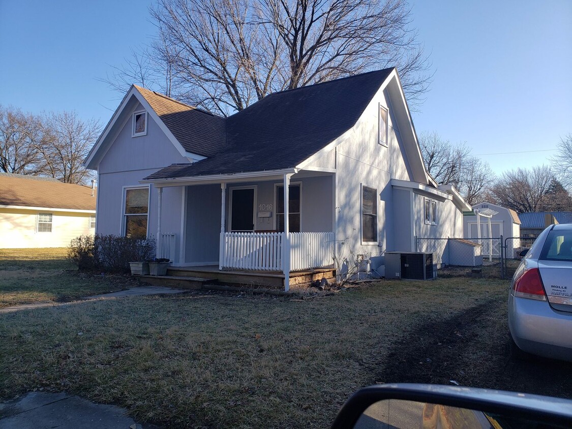 Primary Photo - 3 or 4 bedroom home with fenced yard and l...