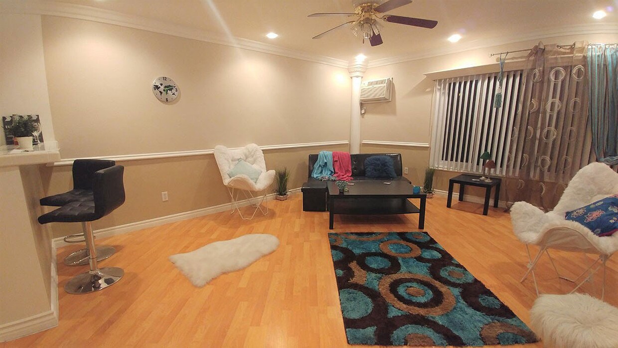 Foto principal - 2212 N Cahuenga Blvd