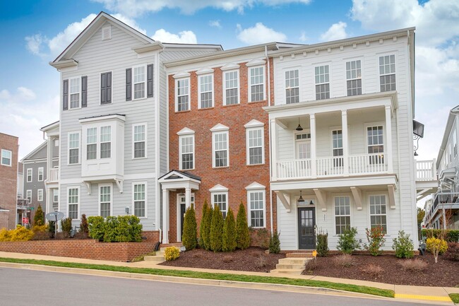 Building Photo - Gorgeous Condo in Burkitt Commons