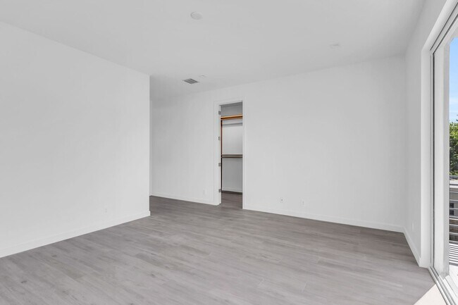Building Photo - This beautiful new townhome  or rentoffers...