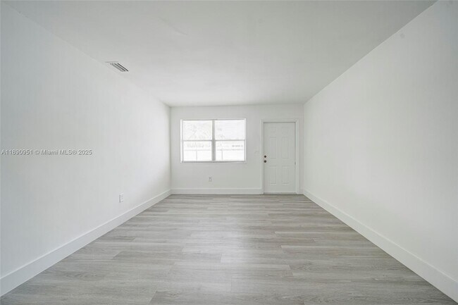 Foto del edificio - 6735 NW 2nd Ct