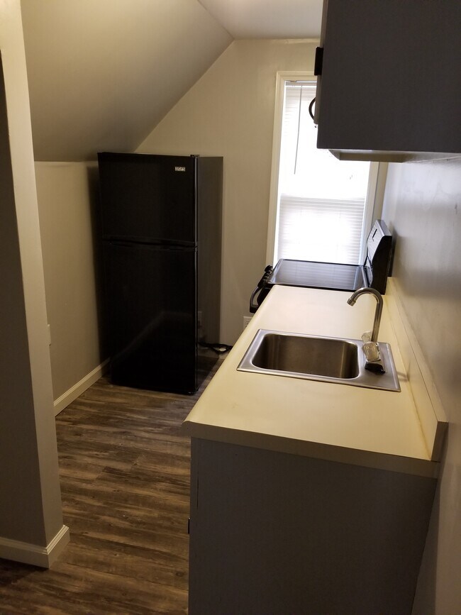 Kitchenette - 1600 Bloomfield Rd