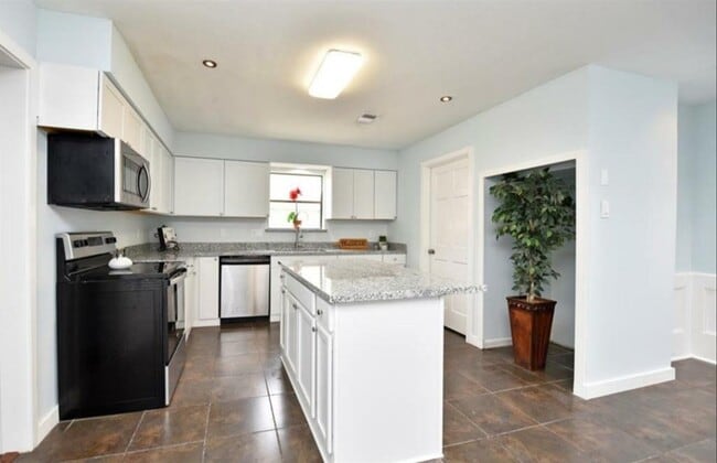 Building Photo - 9115 Woodleigh Dr