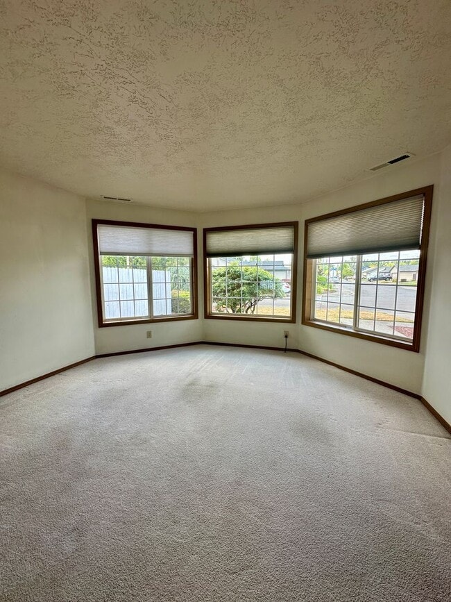 Building Photo - Three Bedroom Home in Keizer with a Puttin...