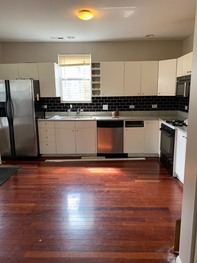 Foto del edificio - 2947 N Wisner Ave