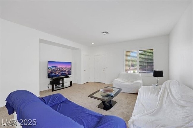 Building Photo - 1935 Valley Center Dr