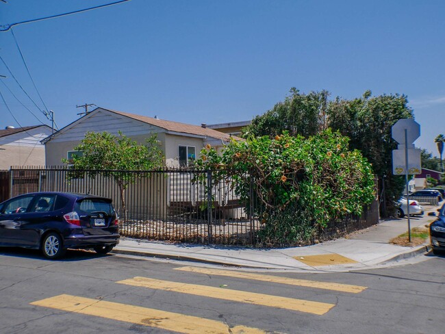 Building Photo - Remodeled single family home with washer/d...