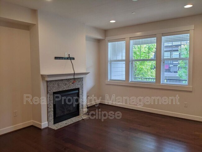 Building Photo - 1320 Chelsea Walk NE