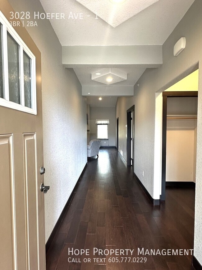 Foto del edificio - 3028 Hoefer Ave