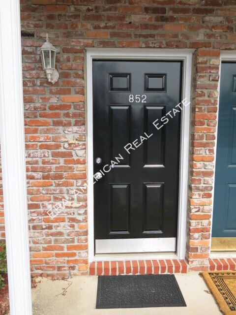 Building Photo - 2 Bedroom Townhome! Lawn Care Included!