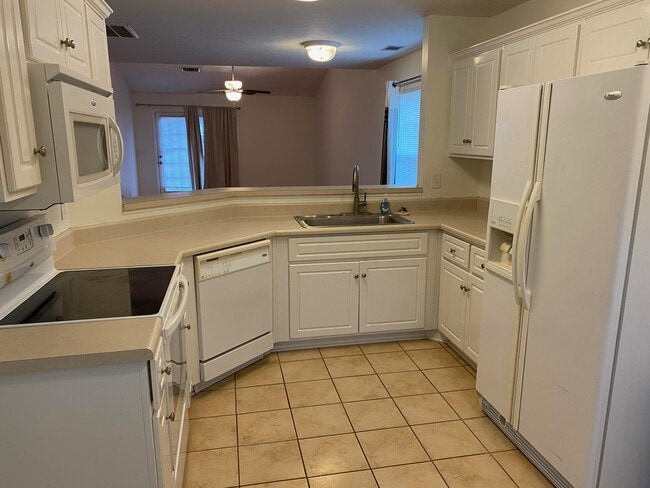 Building Photo - 128 Photinia Dr