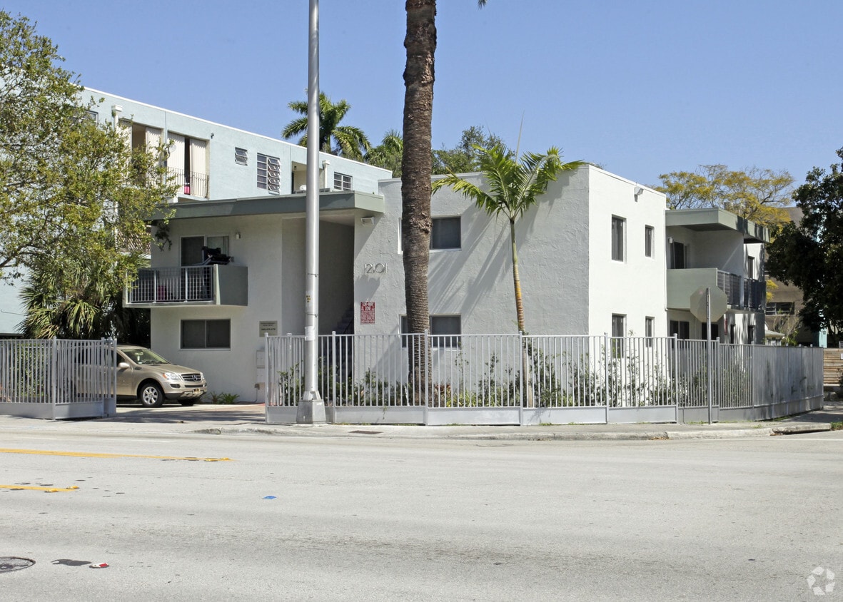 Building Photo - Bicayne Park Villas