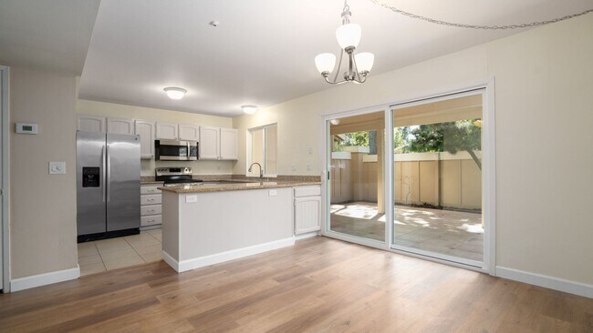 Building Photo - Bennett Valley Townhouse!!
