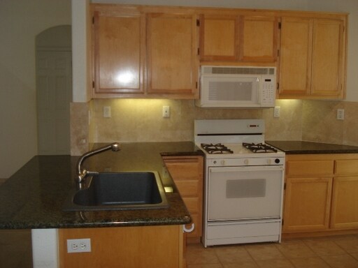 Building Photo - 2321 Tree Line Dr