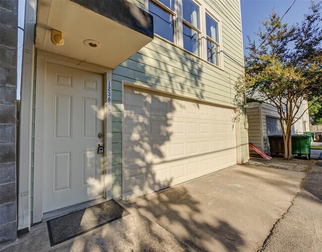 Building Photo - 1236 Cortlandt St