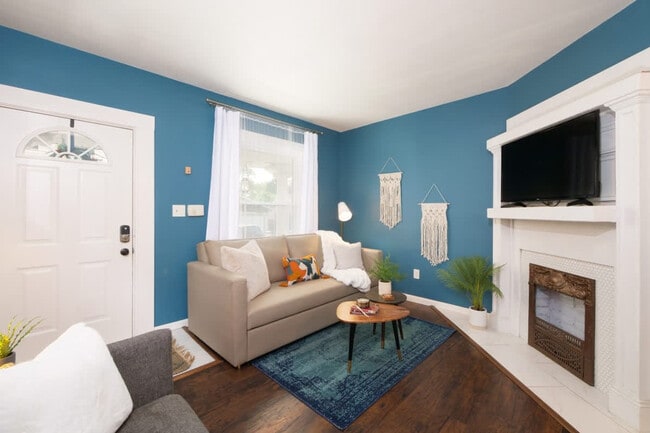 Foto del edificio - 2156 W 34th Pl