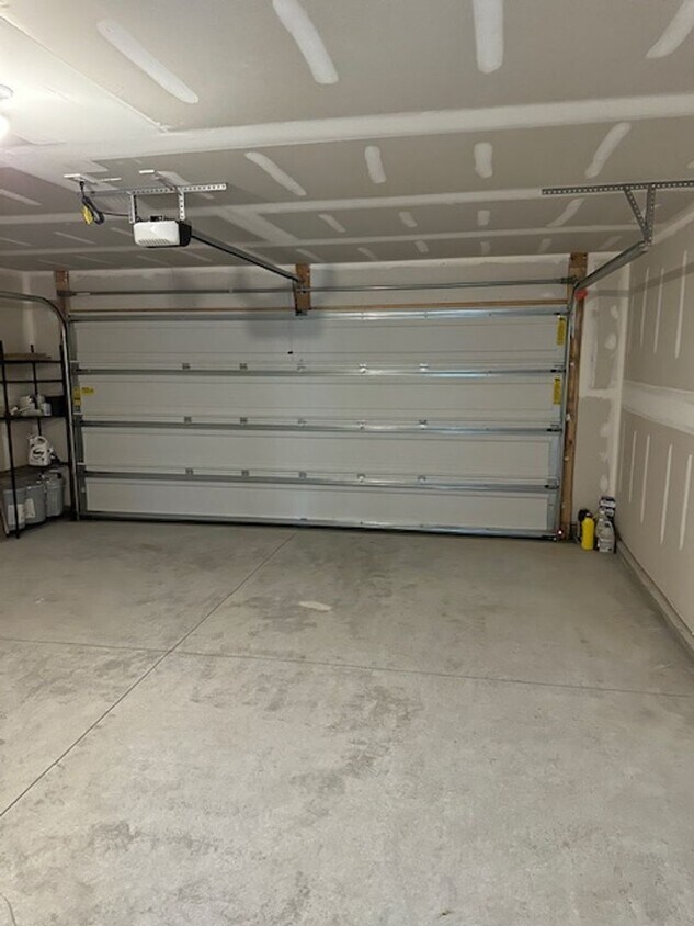 Building Photo - 1051 Manor Dr