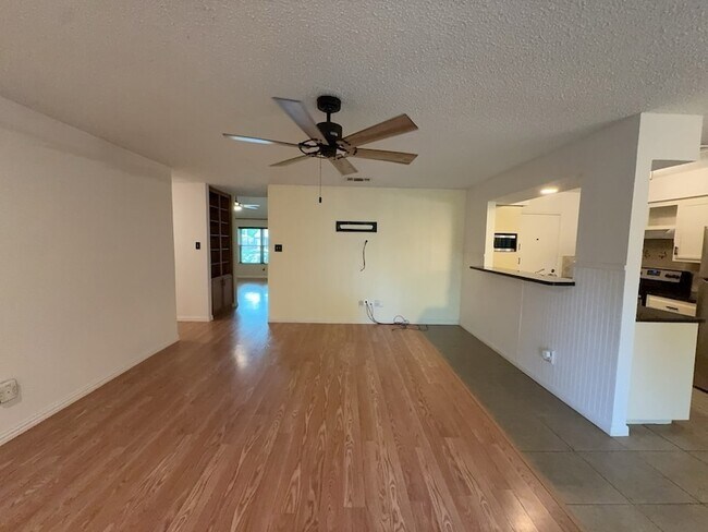 Foto del edificio - 6415 Elm Springs Dr