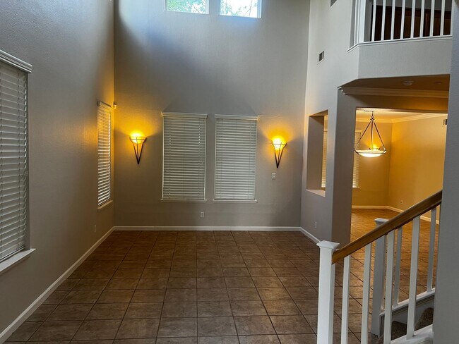 Foto del edificio - Large, Beautiful Shadow Lakes Home in Court Location
