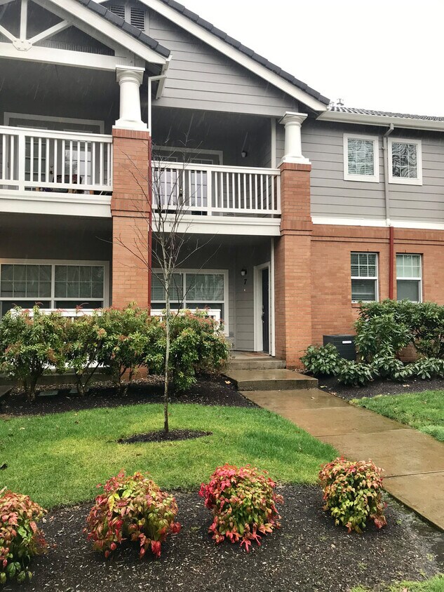 Primary Photo - Desirable dual master suite townhouse clos...