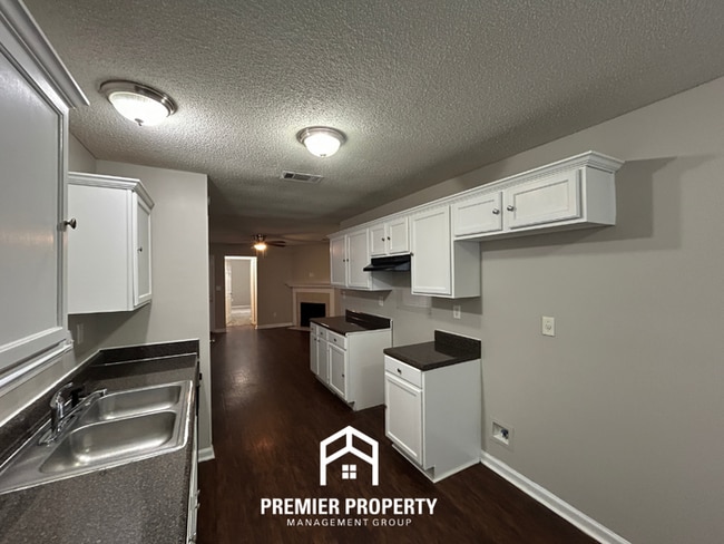 Building Photo - Cozy 3BR Home with Fireplace, Hardwood Floors & Fenced Yard in Memphis