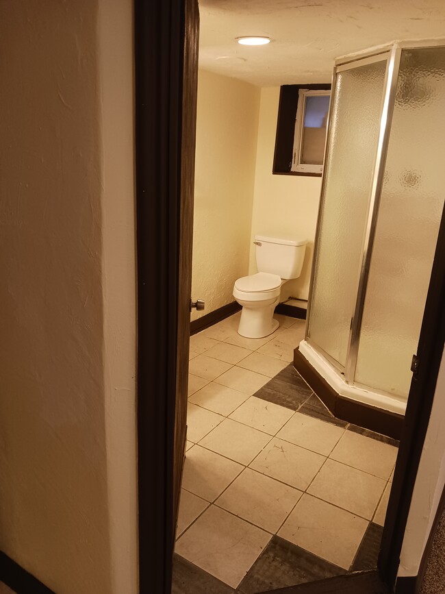 Bathroom - 3112 Niagara St