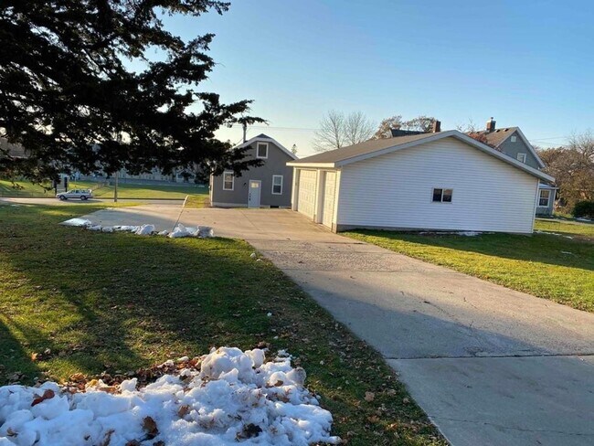 Building Photo - 3 bedroom Single Family Home with 3 car ga...