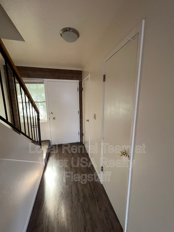 Building Photo - 323 N Bonito St