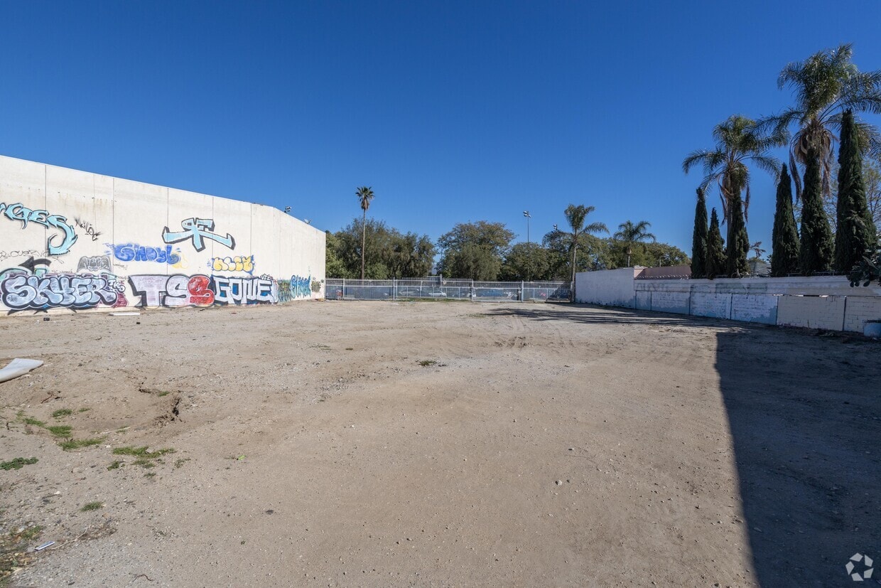 Building Photo - 8750 N Sepulveda Blvd