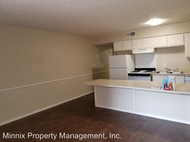 Building Photo - 2 br, 1 bath Apartment - 4301 SW 51st Avenue