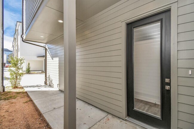 Foto del edificio - 9024 Laverne Laurel Ln
