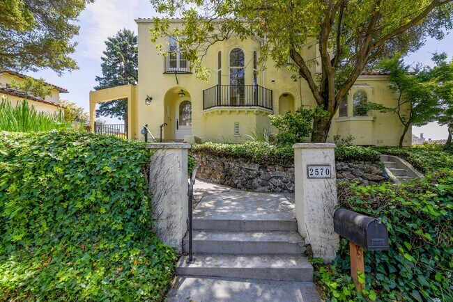 Building Photo - Nostalgic & Beautiful 3-Bedroom Home with ...