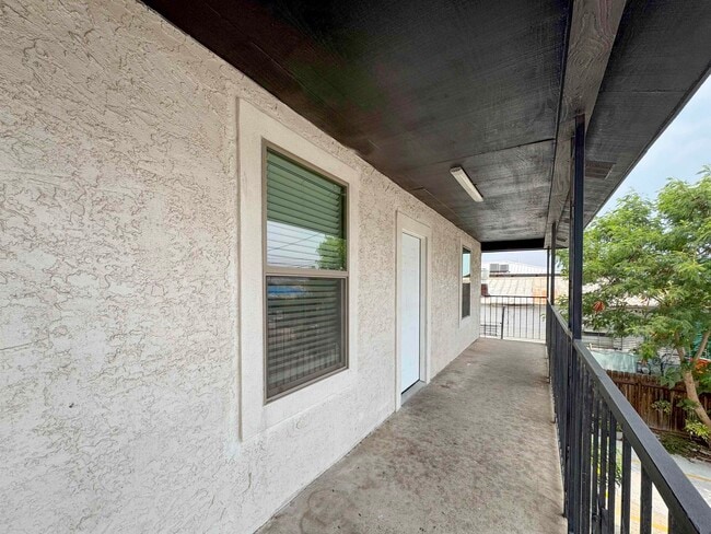 Building Photo - 520 E Travis St