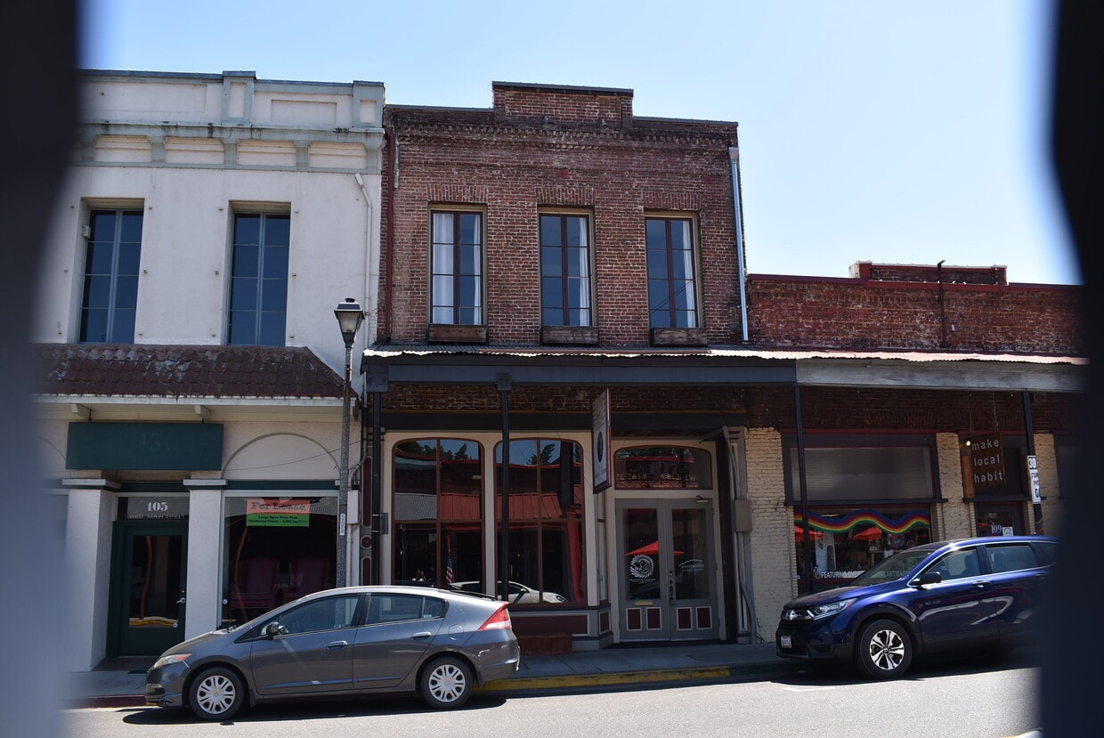 Primary Photo - 107 W Main St