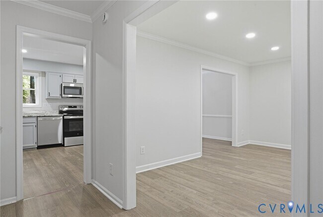 Foto del edificio - 9015 Covewood Rd