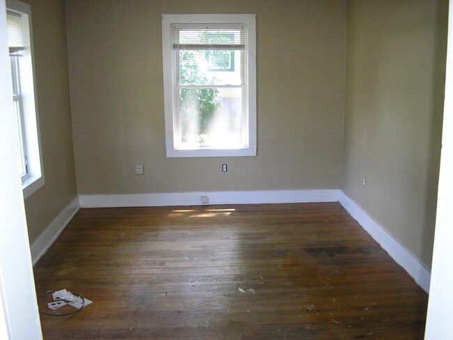 Building Photo - 1631 Sharon Dr