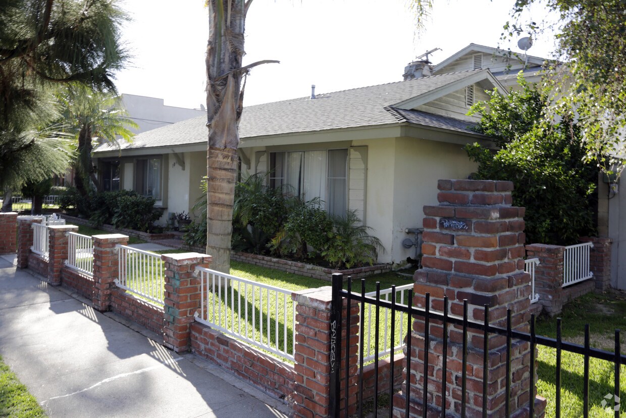 Primary Photo - 1810 W Glenoaks Ave