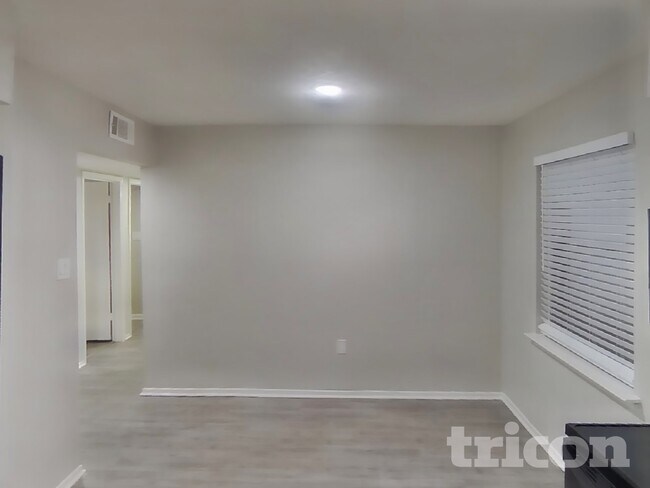 Foto del edificio - 3221 Edgebrook Dr