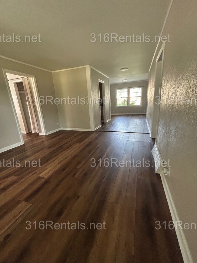 Building Photo - $1345 - 4 bed 1 bath - Single Family Home