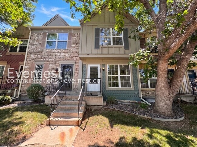 3 Bed/2.5 Bath Townhome with Fenced Yard / Available Now! - 3 Bed/2.5 Bath Townhome with Fenced Yard / Available Now!